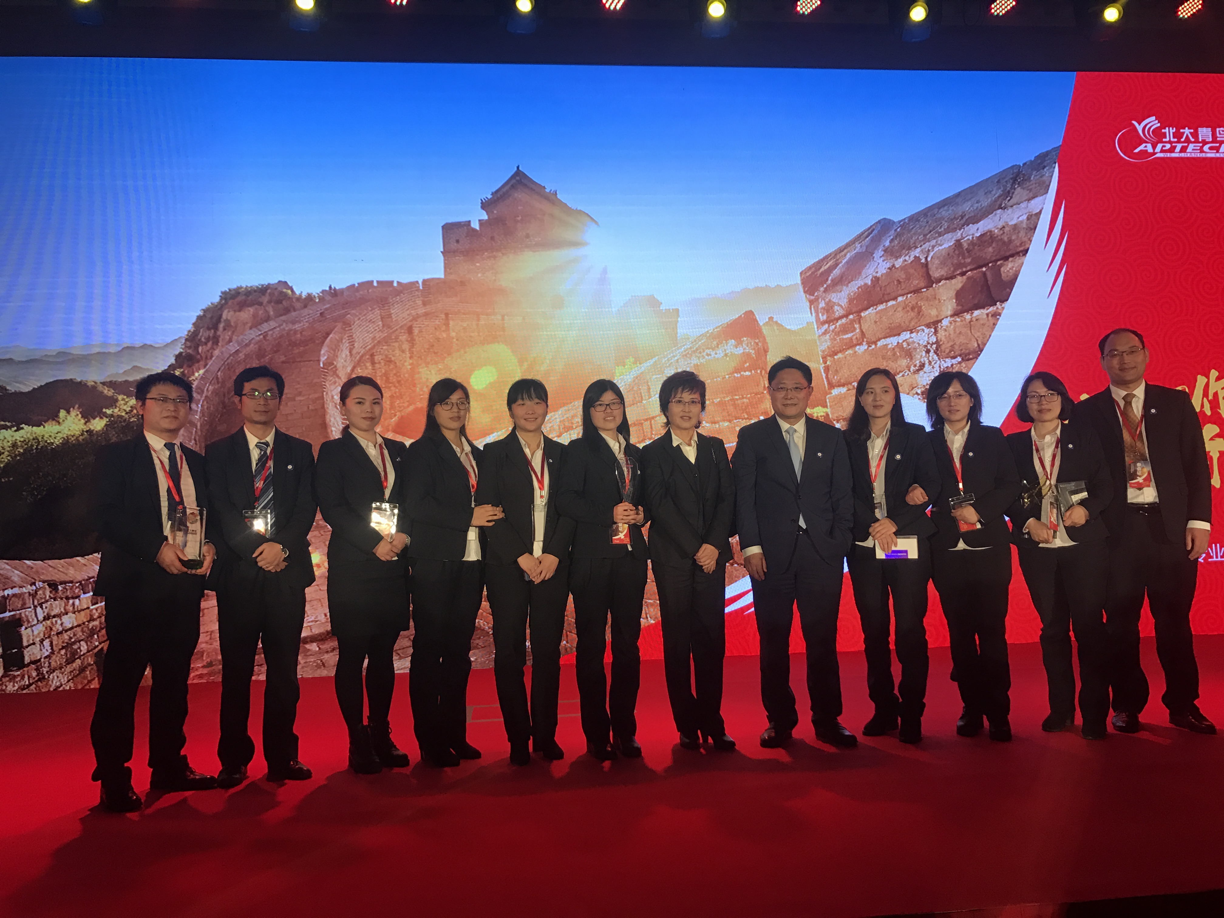 會后鄭州北大青鳥翔天信鴿參會人員與薛總合影留念