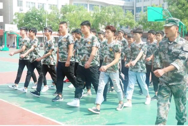 北大青鳥(niǎo)鄭州翔天信鴿啟蒙星軍訓(xùn)匯演