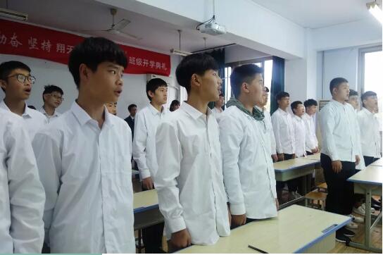 北大青鳥鄭州翔天信鴿Q1906班開學(xué)典禮