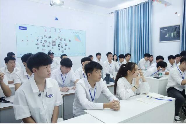 鄭州北大青鳥翔天信鴿B196班PPT大賽——從“內(nèi)秀”到侃侃而談的我們