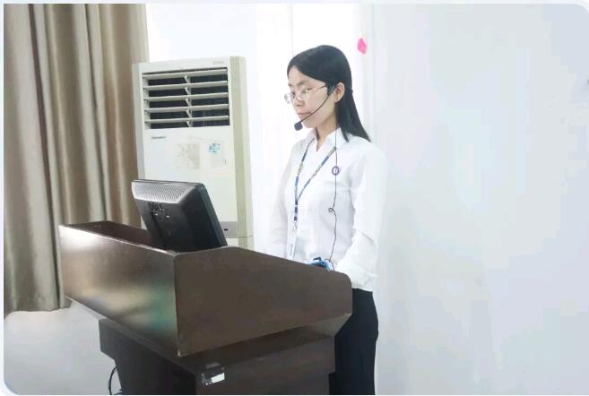 王閃閃老師帶大家了解了青鳥文化、我校環境及優勢