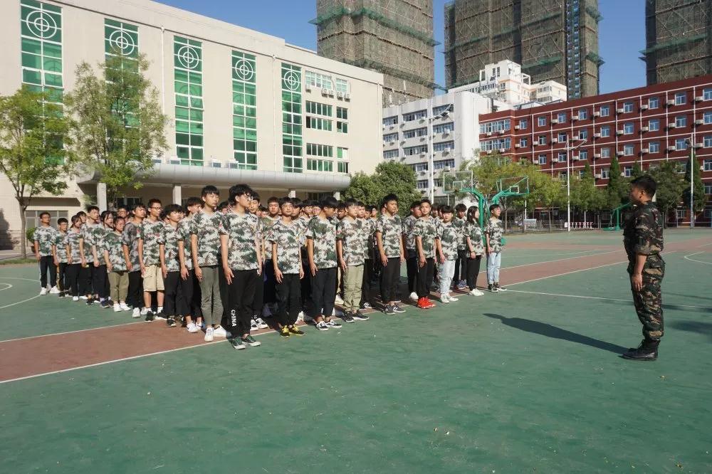 鄭州北大青鳥翔天信鴿軍訓匯演書寫迷彩青春