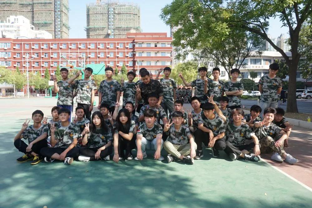 鄭州北大青鳥翔天信鴿軍訓匯演書寫迷彩青春