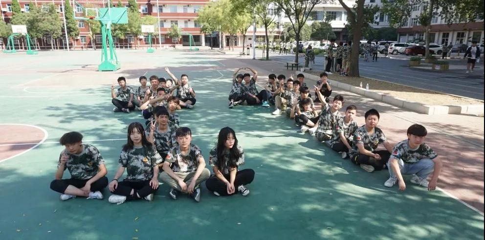 鄭州北大青鳥翔天信鴿軍訓匯演書寫迷彩青春