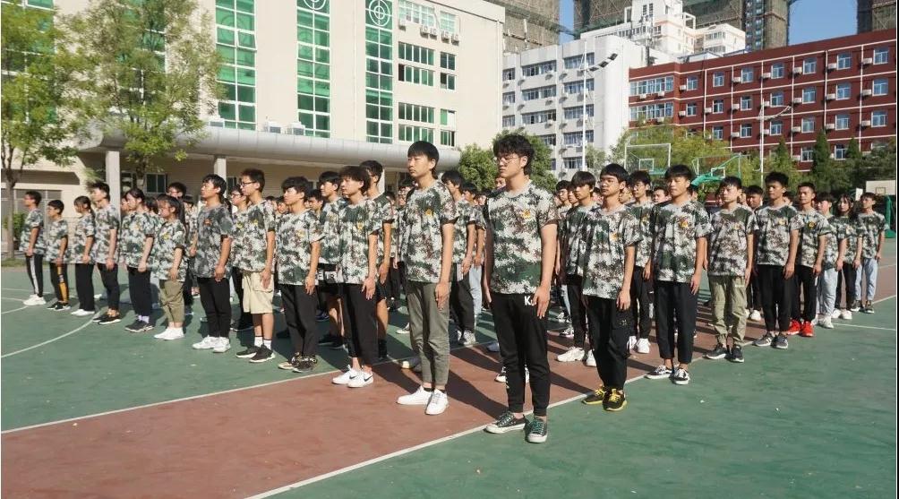 鄭州北大青鳥翔天信鴿軍訓匯演書寫迷彩青春