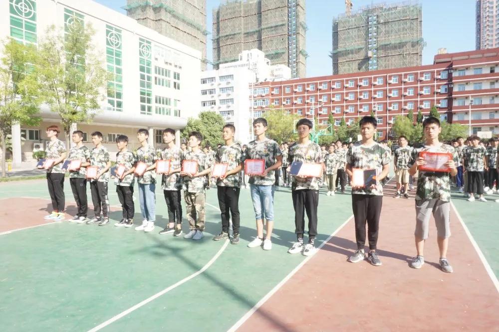 鄭州北大青鳥翔天信鴿軍訓匯演書寫迷彩青春