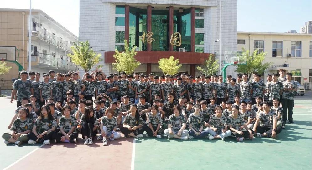 鄭州北大青鳥翔天信鴿軍訓匯演書寫迷彩青春