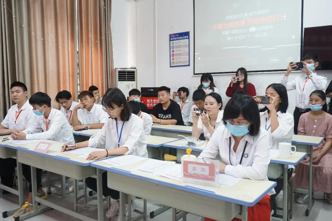 鄭州北大青鳥翔天信鴿青鳥好聲音決賽前10強(qiáng)出爐