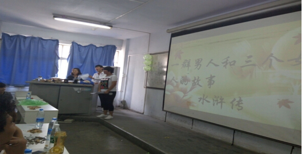 學(xué)生正在認(rèn)真的猜燈謎