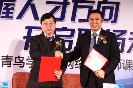 國內(nèi)知名團購網(wǎng)站嘀嗒團副總裁段劍波(左)、北大青鳥APTECH常務(wù)副總裁孫群田(右)簽訂人才戰(zhàn)略合作協(xié)議