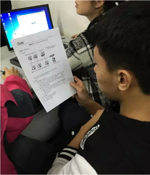 學(xué)員津津有味兒讀考卷